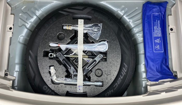 2021 Mahindra XUV300 1.2 W6 MT, Petrol, Manual, 9,823 km, Spare Tyre
