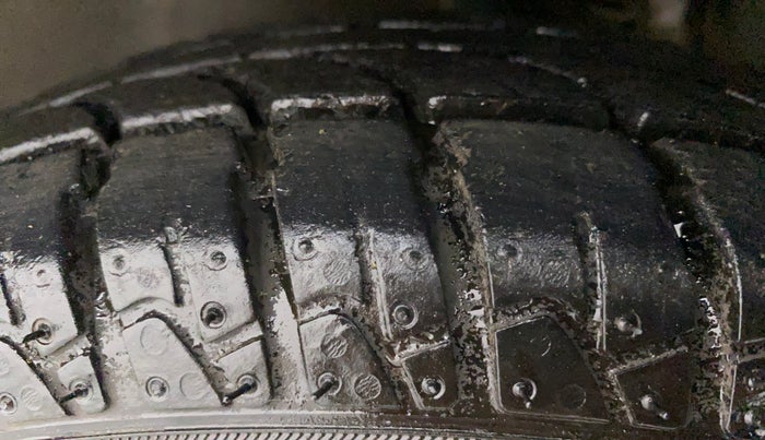 2011 Maruti Zen Estilo LXI, CNG, Manual, 82,374 km, Left Front Tyre Tread