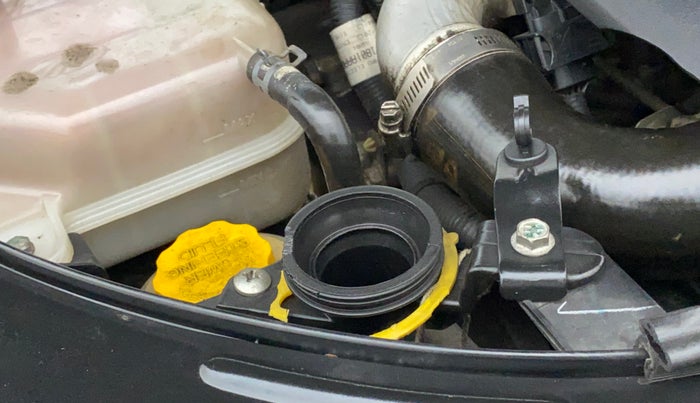 2013 Mahindra XUV500 W8, Diesel, Manual, 97,814 km, Front windshield - Wiper bottle cap missing