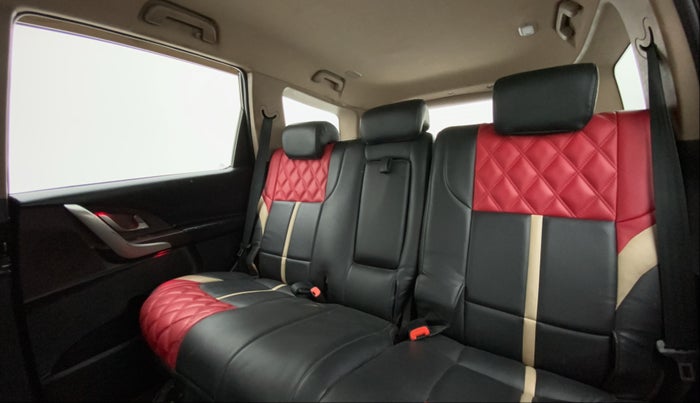 2013 Mahindra XUV500 W8, Diesel, Manual, 97,814 km, Right Side Rear Door Cabin