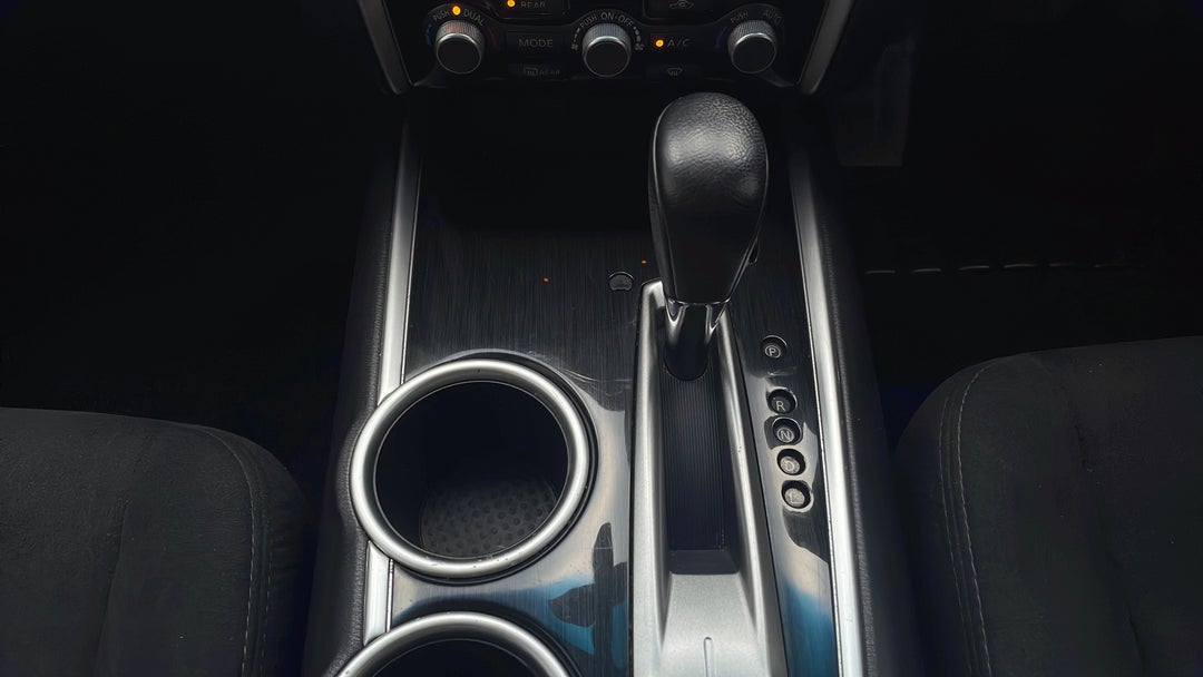 2015 Nissan Pathfinder St (4x2), Automatic, 60724 km, Gear Lever 