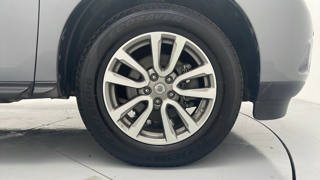 2015 Nissan Pathfinder St (4x2), Automatic, 60724 km, Right Front Wheel