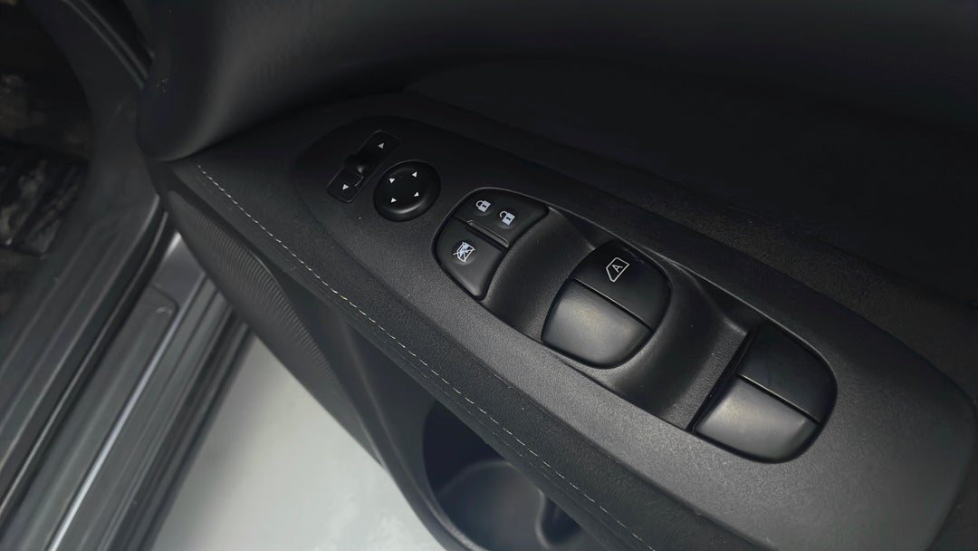 2015 Nissan Pathfinder St (4x2), Automatic, 60724 km, Drivers Side Door Panel Controls