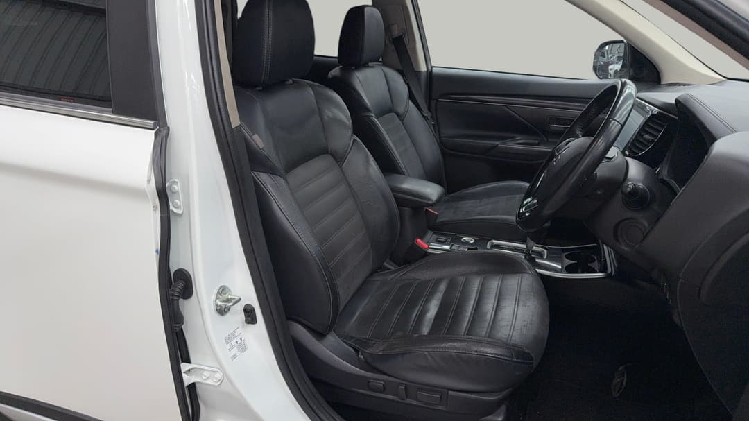2021 Mitsubishi Outlander Ls 7 Seat (AWD), Automatic, 86315 km, Right Side Front Door Cabin View