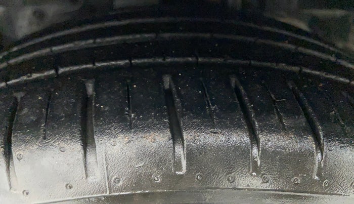 2018 Ford Figo Aspire 1.2 TITANIUM PETROL, Petrol, Manual, 27,077 km, Left Front Tyre Tread