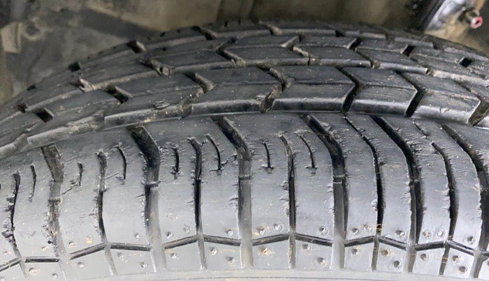 2013 Maruti Swift VXI D, Petrol, Manual, 56,979 km, Left Front Tyre Tread