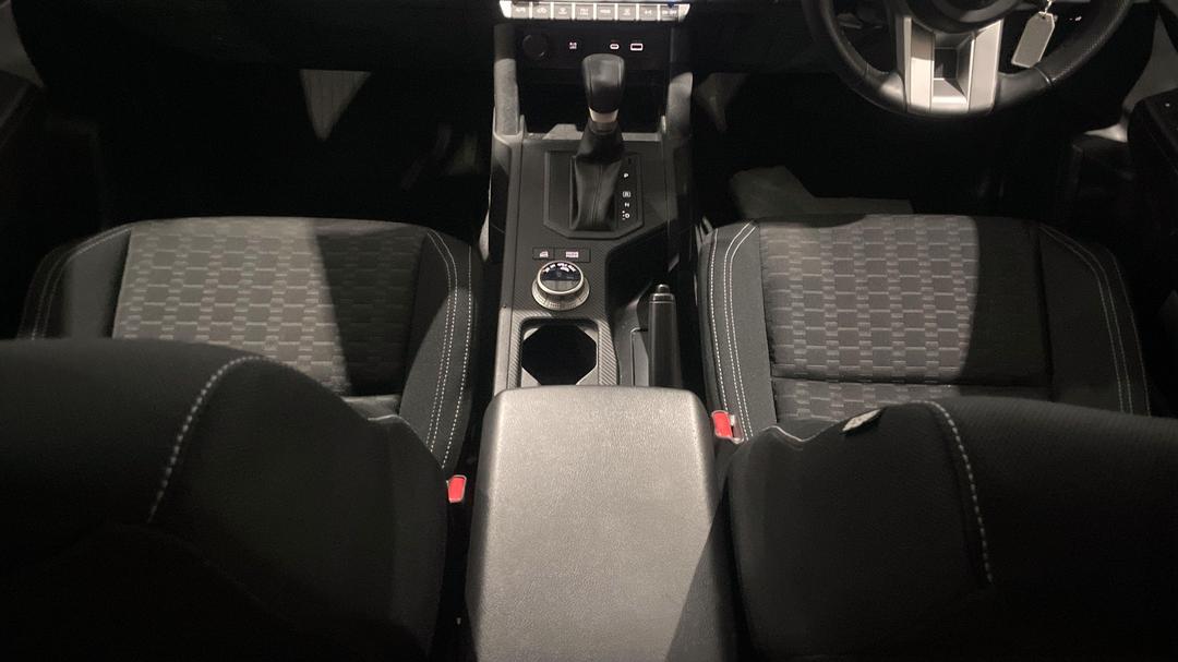 2025 Mitsubishi Triton Glx-r (4x4), Automatic, 14971 km, Center Console