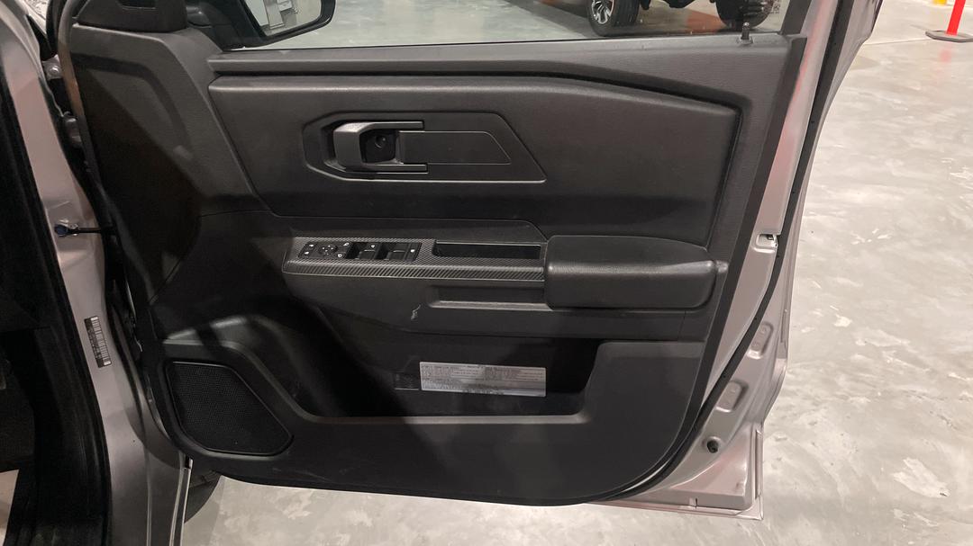 2025 Mitsubishi Triton Glx-r (4x4), Automatic, 14971 km, Speaker View