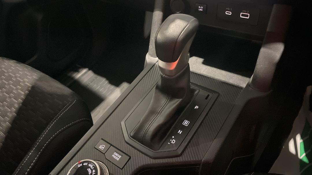 2025 Mitsubishi Triton Glx-r (4x4), Automatic, 14971 km, Gear Lever 