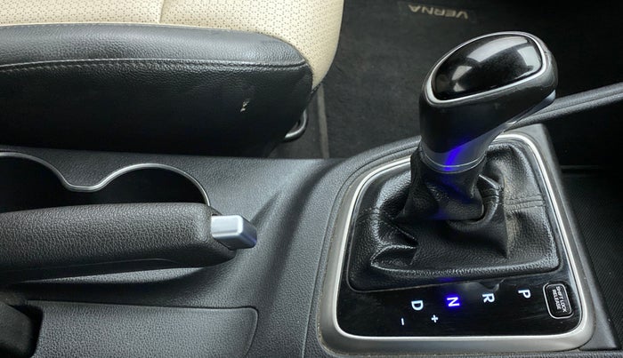 2018 Hyundai Verna 1.6 SX VTVT AT (O), Petrol, Automatic, 32,003 km, Gear Lever