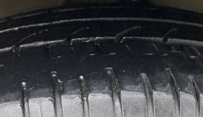 2014 Hyundai i10 MAGNA 1.1, Petrol, Manual, 22,457 km, Left Front Tyre Tread