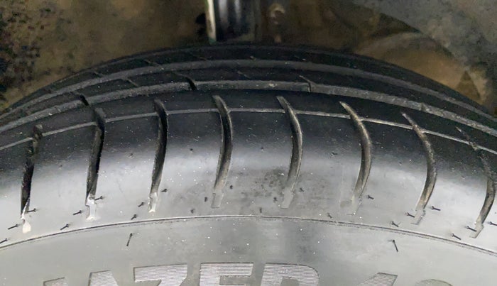 2018 Maruti Swift VXI AMT D, Petrol, Automatic, 57,276 km, Right Front Tyre Tread