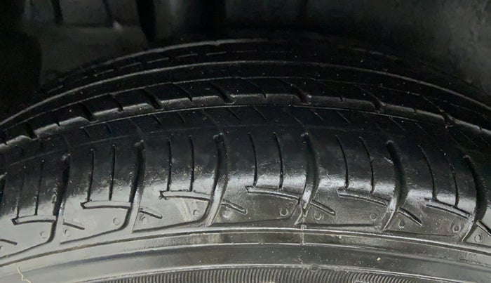 2015 Maruti Ertiga ZDI, Diesel, Manual, 55,234 km, Right Rear Tyre Tread