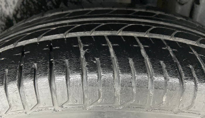 2017 Maruti Swift LXI OPT, Petrol, Manual, 21,799 km, Left Rear Tyre Tread