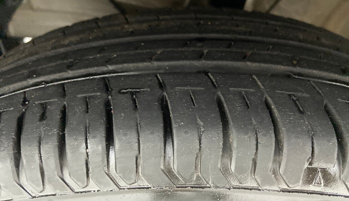 2019 Maruti Swift LXI D, Petrol, Manual, 14,833 km, Left Front Tyre Tread