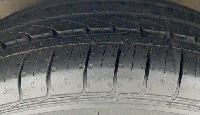 2016 Maruti Ciaz VXI, Petrol, Manual, 60,351 km, Left Front Tyre Tread