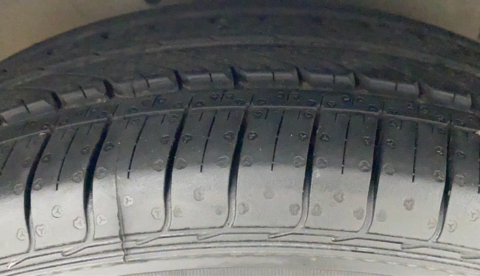 2016 Maruti Ciaz VXI, Petrol, Manual, 60,351 km, Right Front Tyre Tread