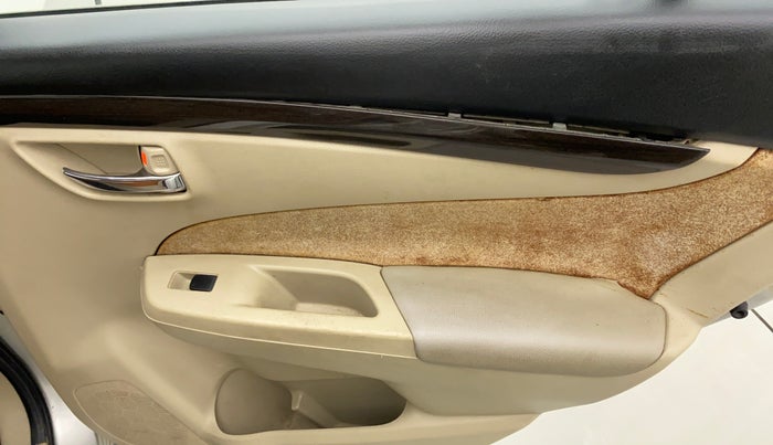 2016 Maruti Ciaz VXI, Petrol, Manual, 60,351 km, Right rear door - Trim has minor damage