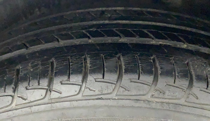2016 Maruti Ciaz VXI, Petrol, Manual, 60,351 km, Left Rear Tyre Tread