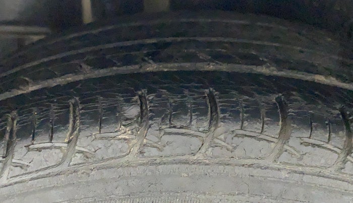 2016 Maruti Ciaz VXI, Petrol, Manual, 60,351 km, Right Rear Tyre Tread