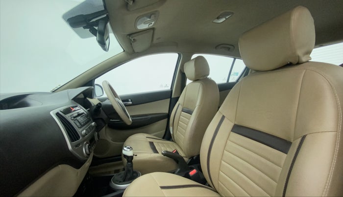 2014 Hyundai i20 SPORTZ 1.4 CRDI, Diesel, Manual, 1,24,528 km, Right Side Front Door Cabin