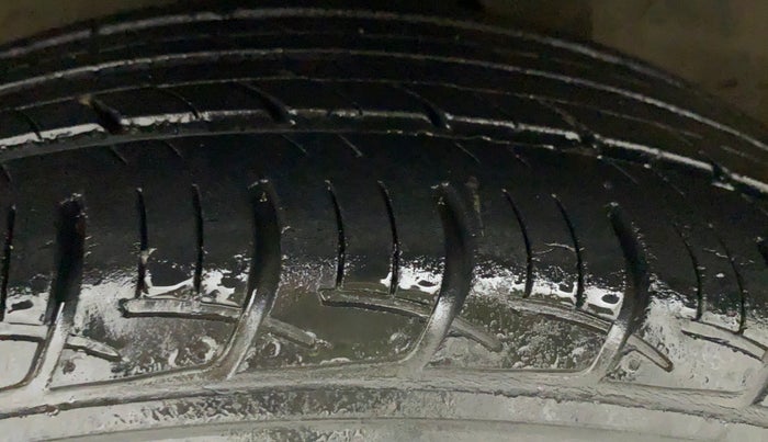 2015 Maruti Ciaz VXI+, Petrol, Manual, 79,817 km, Left Front Tyre Tread