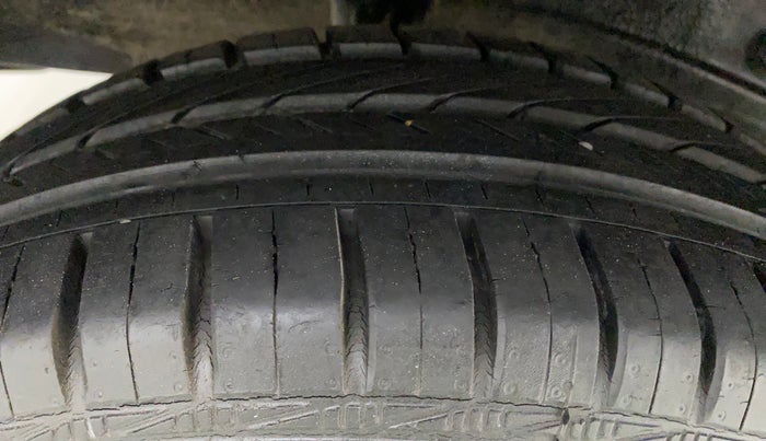 2013 Toyota Etios Liva G, Petrol, Manual, 16,850 km, Right Rear Tyre Tread