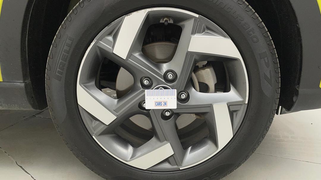2020 Hyundai Venue Elite (black Interior), Automatic, 80103 km, Wheels Rim Front RHS Gutter Rash