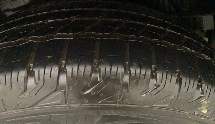 2014 Mahindra XUV500 W4, Diesel, Manual, 60,194 km, Left Front Tyre Tread