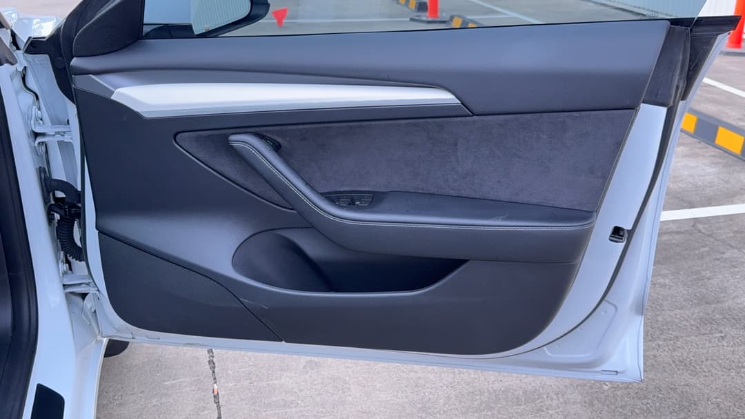 2023 Tesla Model 3 Long Range, Automatic, 16849 km, Speaker View