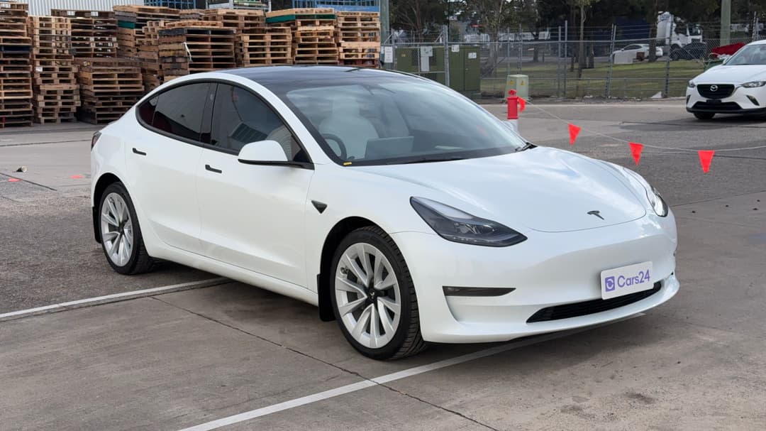 2023 Tesla Model 3 Long Range, Automatic, 16849 km, Right Front Diagonal (45- Degree) View