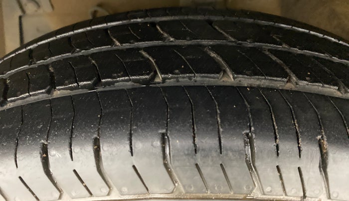2013 Maruti Swift VDI, Diesel, Manual, 96,954 km, Left Front Tyre Tread