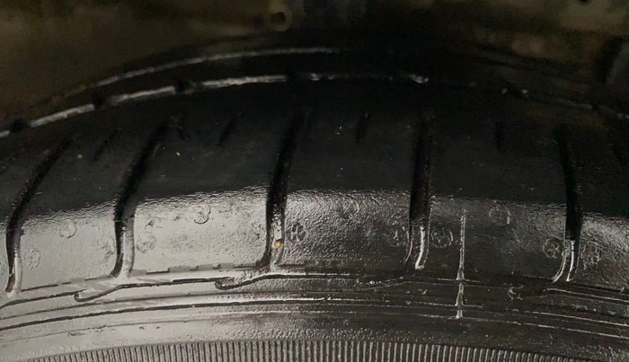 2018 Maruti Ciaz ZETA DIESEL 1.3, Diesel, Manual, 93,809 km, Right Front Tyre Tread