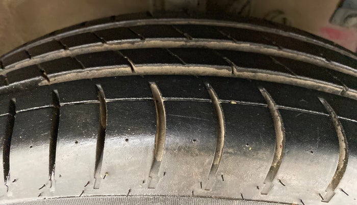 2015 Maruti Swift VDI ABS, Diesel, Manual, 93,000 km, Right Front Tyre Tread