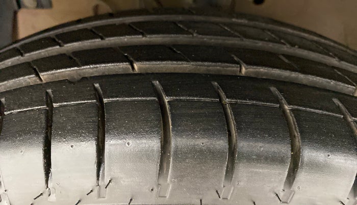 2015 Maruti Swift VDI ABS, Diesel, Manual, 93,000 km, Left Front Tyre Tread
