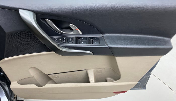 2018 Mahindra XUV500 W9, Diesel, Manual, 42,618 km, Driver Side Door Panels Control