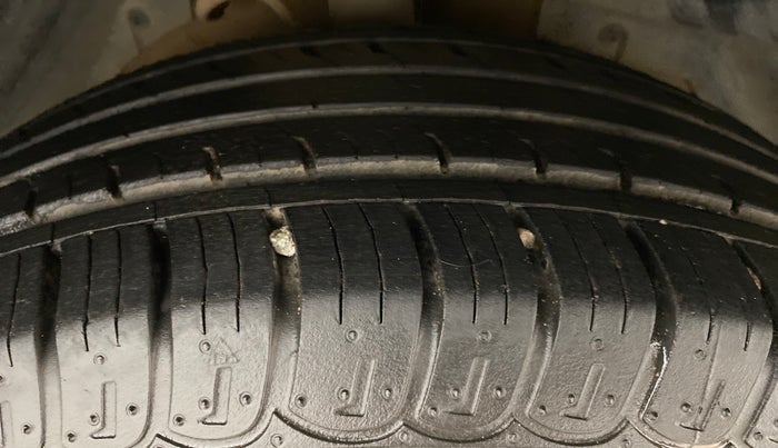 2018 Mahindra XUV500 W9, Diesel, Manual, 42,618 km, Right Front Tyre Tread