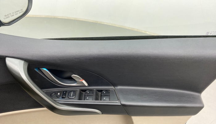 2018 Mahindra XUV500 W9, Diesel, Manual, 42,618 km, Right front window switch / handle - Power window makes minor noise