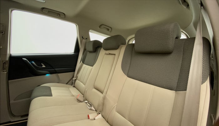 2018 Mahindra XUV500 W9, Diesel, Manual, 42,618 km, Right Side Rear Door Cabin