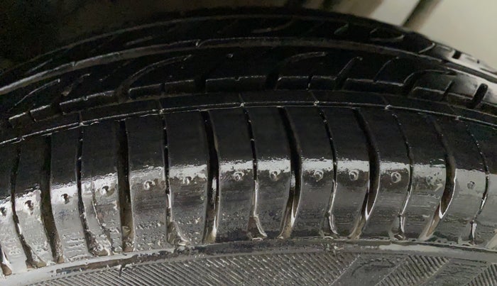 2015 Maruti Alto 800 LXI, Petrol, Manual, 70,614 km, Left Rear Tyre Tread