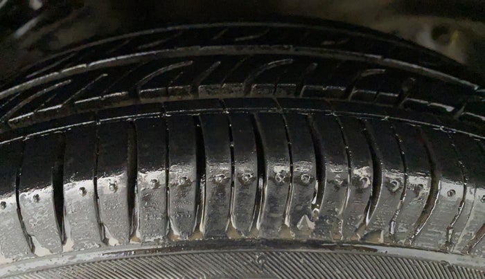 2015 Maruti Alto 800 LXI, Petrol, Manual, 70,614 km, Left Front Tyre Tread