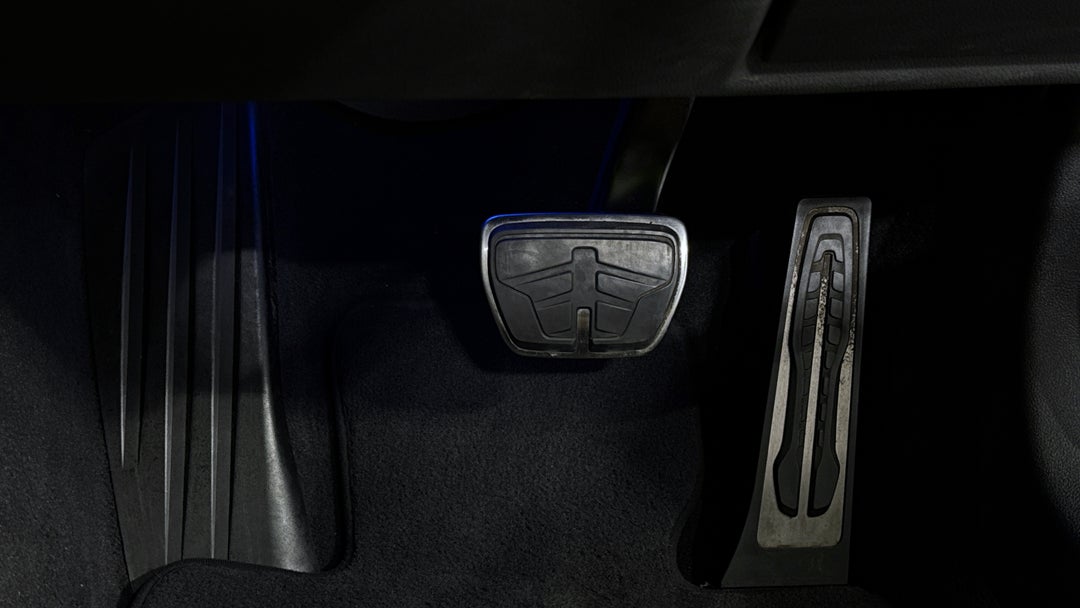 2021 BMW 3 20i M Sport, Automatic, 83359 km, Pedals and Footmat