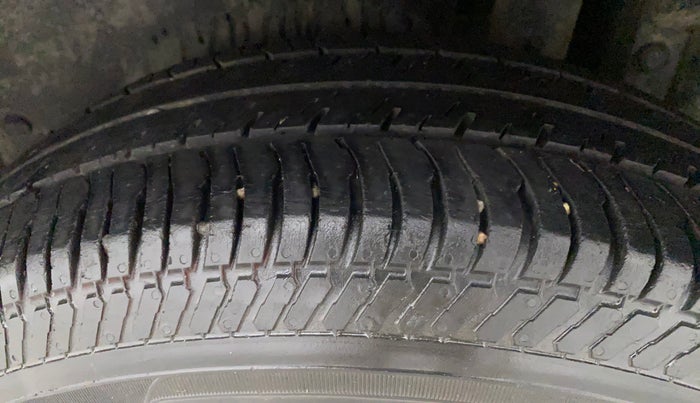 2016 Maruti Swift VXI, Petrol, Manual, 42,733 km, Left Rear Tyre Tread