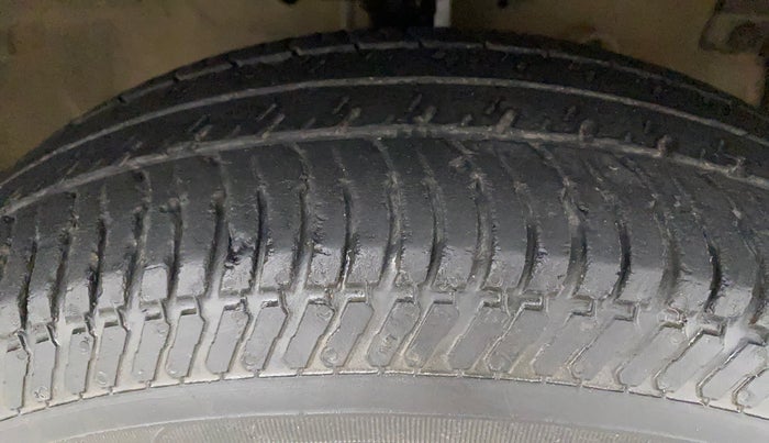 2016 Maruti Swift VXI, Petrol, Manual, 42,733 km, Right Front Tyre Tread