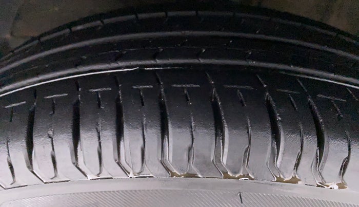 2019 Maruti Swift VXI D, Petrol, Manual, 10,056 km, Left Front Tyre Tread