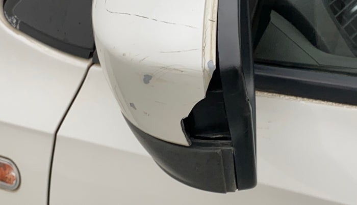 2011 Volkswagen Vento TRENDLINE 1.6, Petrol, Manual, 98,449 km, Left rear-view mirror - Cover has minor damage