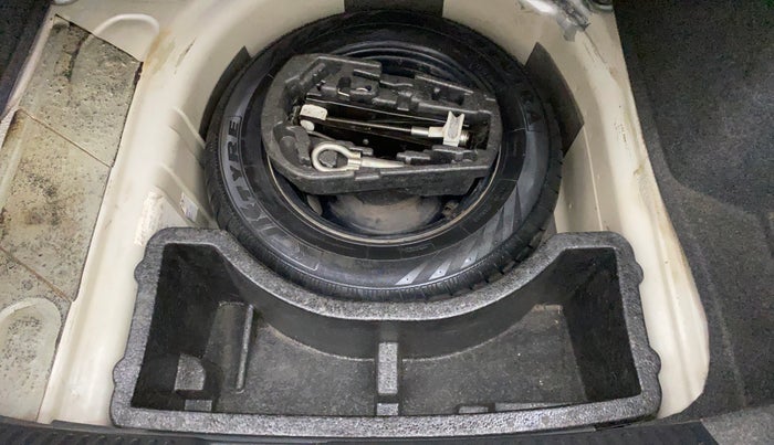 2011 Volkswagen Vento TRENDLINE 1.6, Petrol, Manual, 98,449 km, Dicky (Boot door) - Tool missing