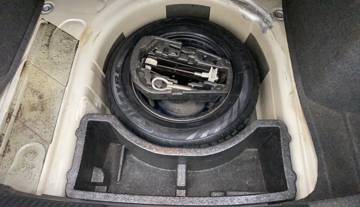2011 Volkswagen Vento TRENDLINE 1.6, Petrol, Manual, 98,449 km, Spare Tyre