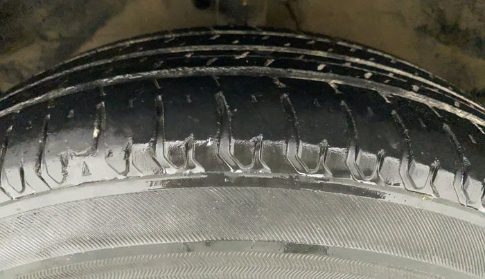 2011 Maruti Ritz VXI, Petrol, Manual, 1,04,495 km, Left Front Tyre Tread