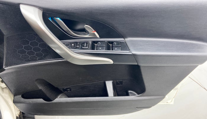 2018 Mahindra XUV500 W7 FWD, Diesel, Manual, 67,544 km, Driver Side Door Panels Control